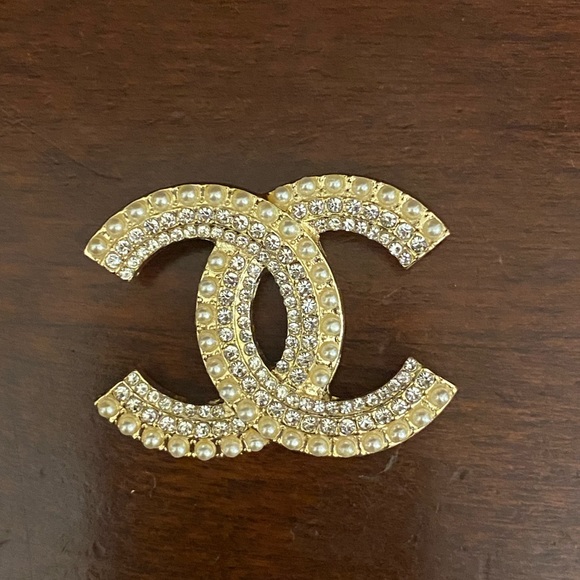 - Classic Double CC Pearled Brooch - Picture 9 of 15